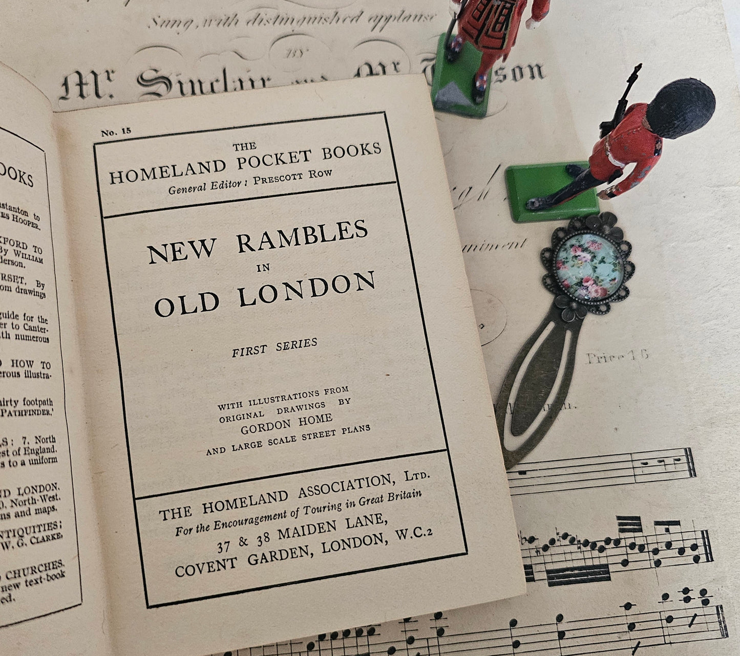 1923 New Rambles in Old London / Charming Antique Pocket Book / Illustrated / Maps / In Very Good Condition