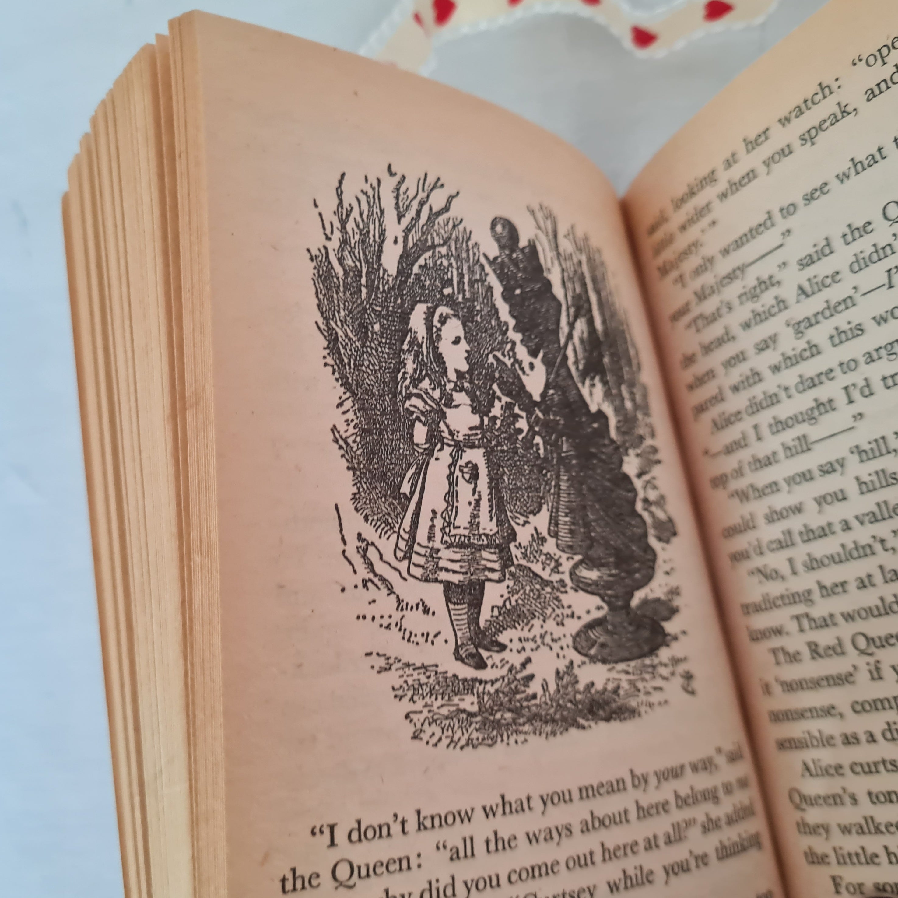 the　Bookshop　Adventures　Through　in　Delights　by　of　Bumper　Wonderland　Looking-Glass　Box　L　–　1968　Alice's