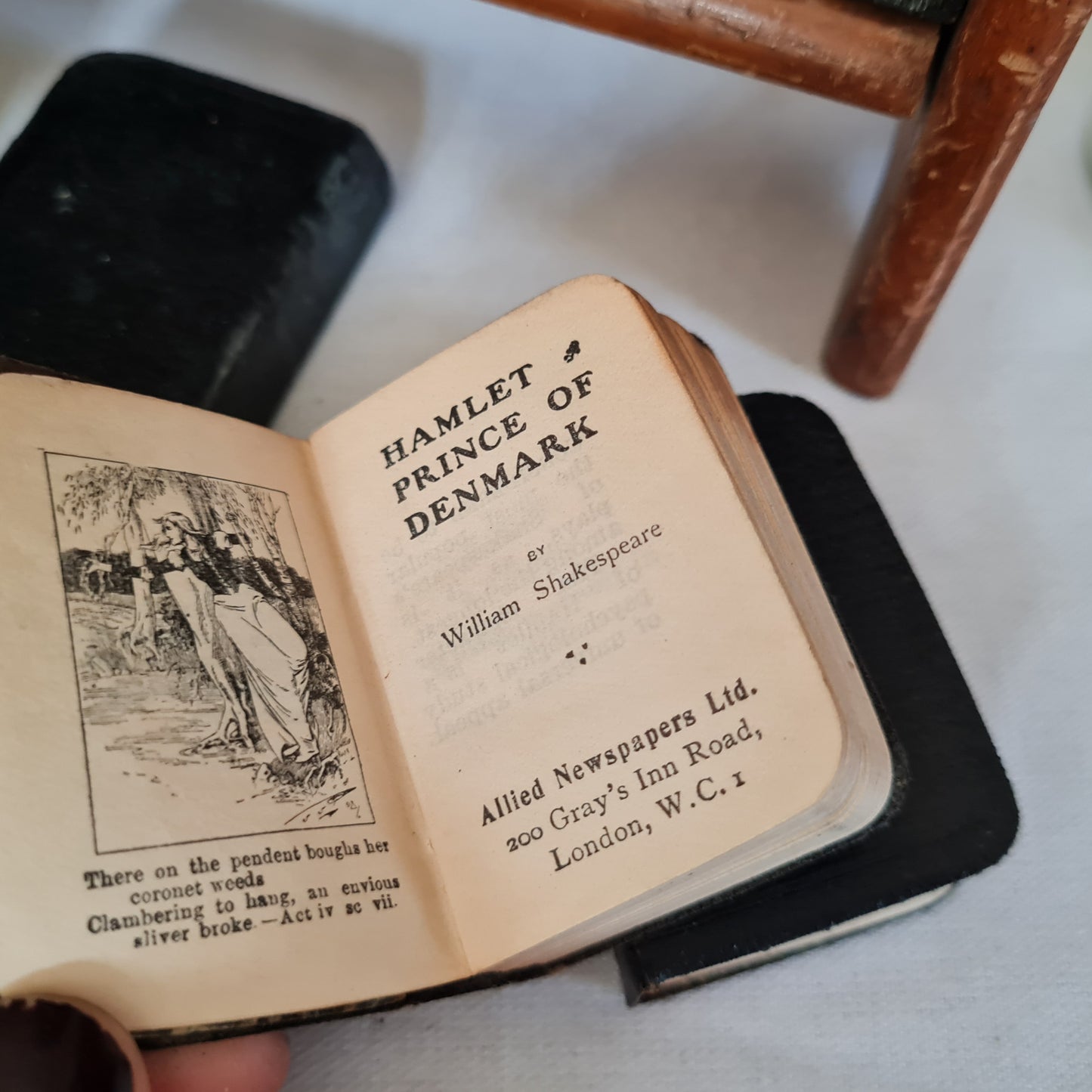 1932 The Miniature Works of Shakespeare Set / Allied Newspapers / Housed in Wooden Bookshelf (Included) / 1st Edition Thus / Good Condition