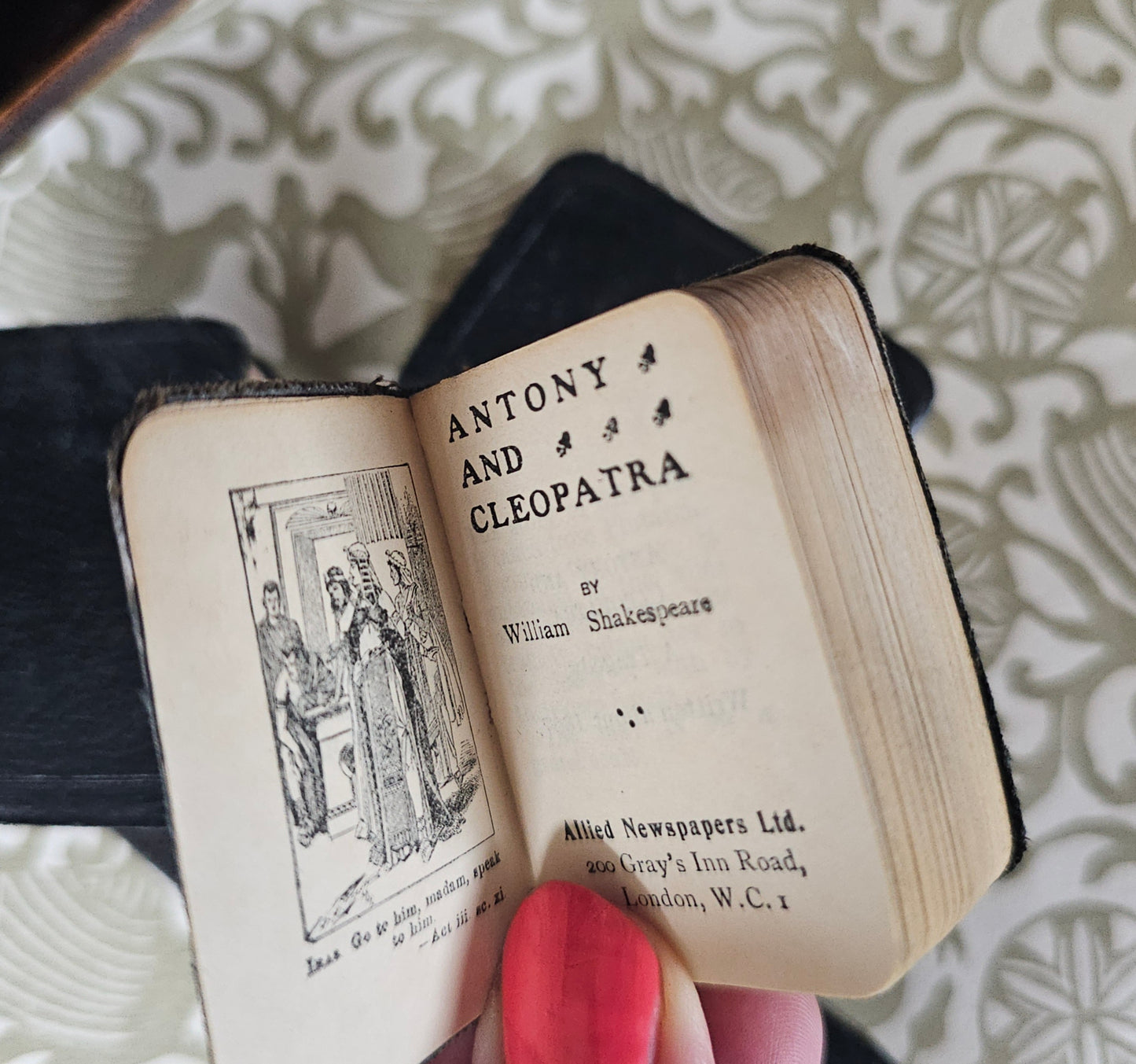 1932 The Miniature Works of Shakespeare Set / Allied Newspapers / Housed in Wooden Bookshelf (Included) / 1st Edition Thus / Good Condition