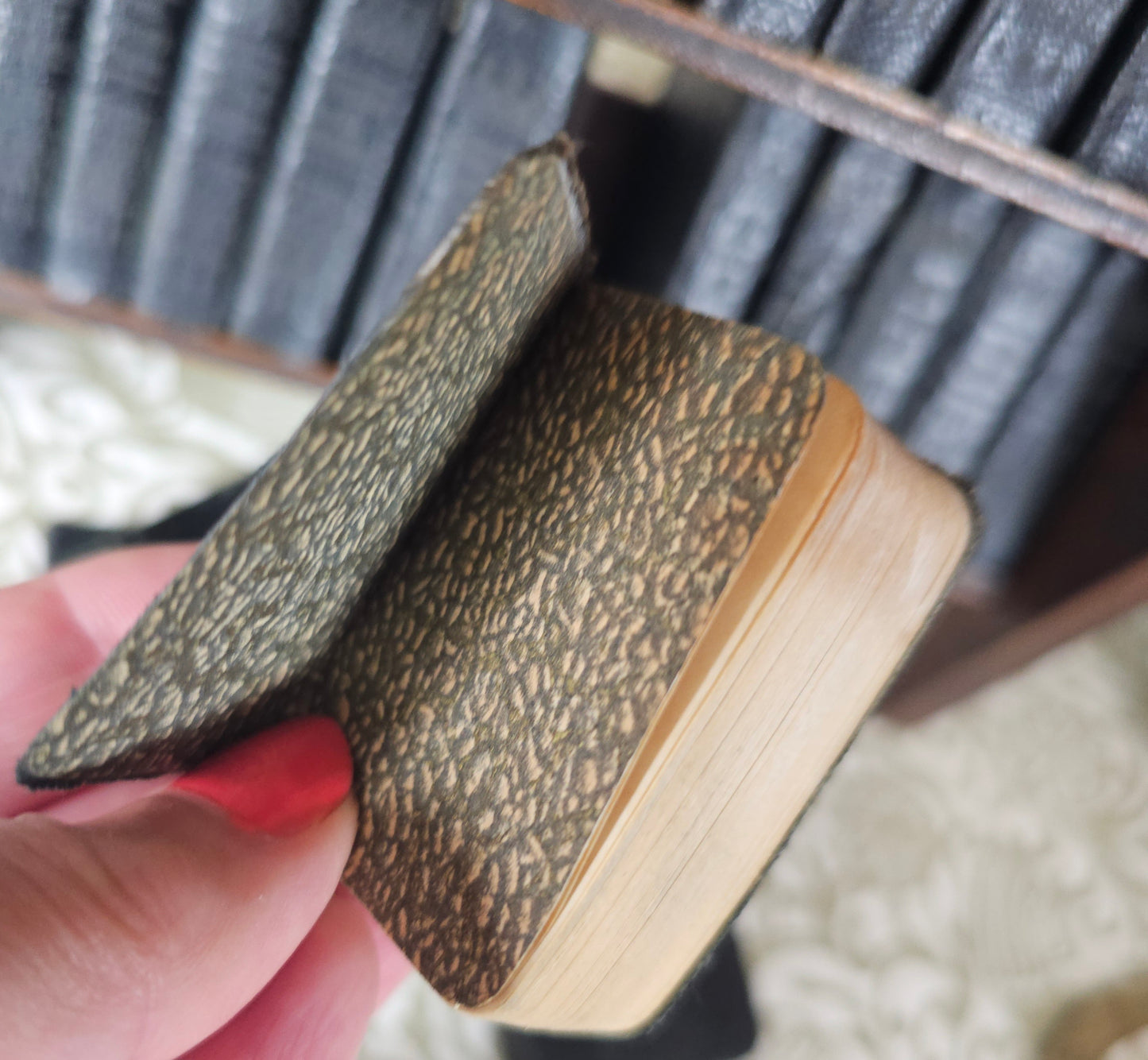 1932 The Miniature Works of Shakespeare Set / Allied Newspapers / Housed in Wooden Bookshelf (Included) / 1st Edition Thus / Good Condition