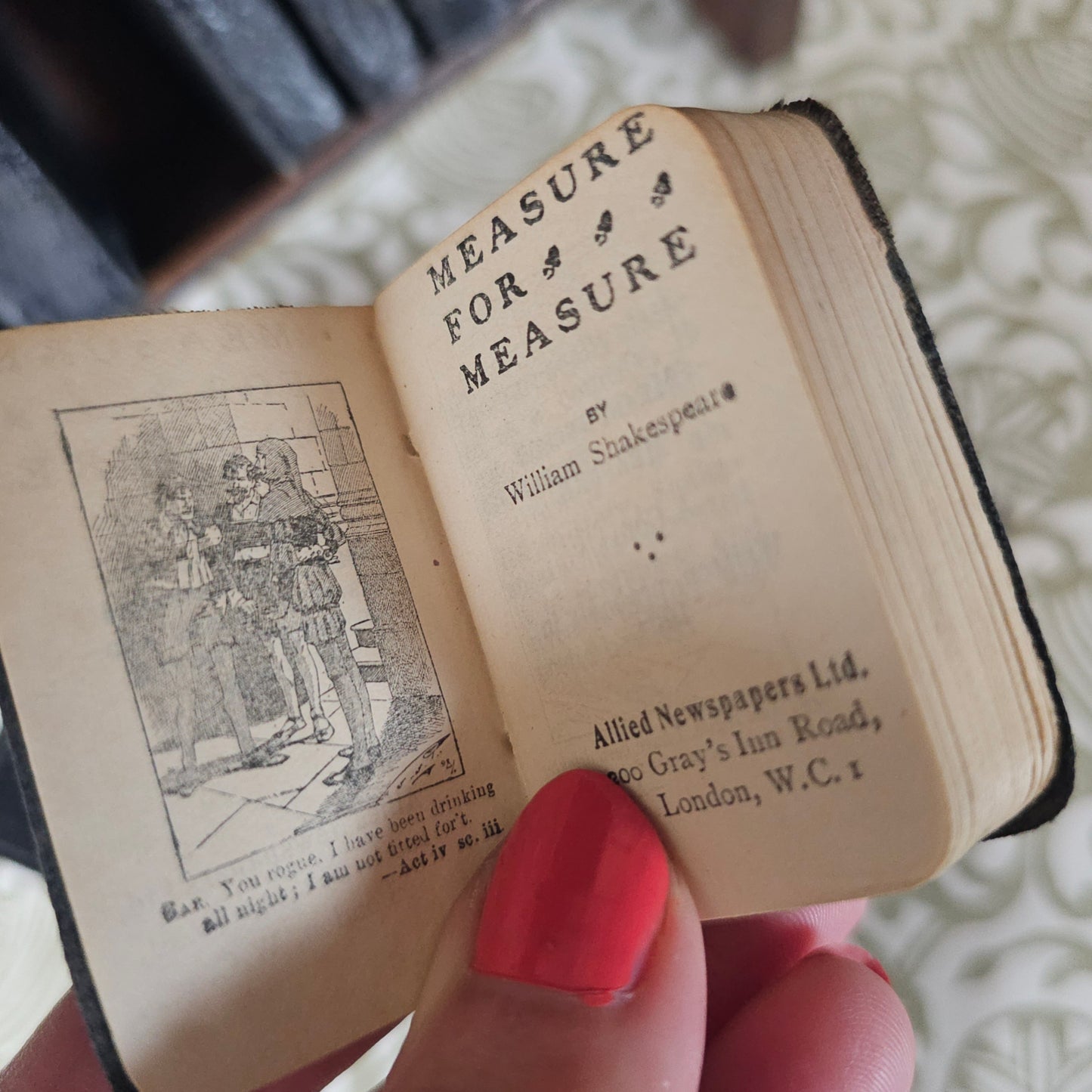 1932 The Miniature Works of Shakespeare Set / Allied Newspapers / Housed in Wooden Bookshelf (Included) / 1st Edition Thus / Good Condition