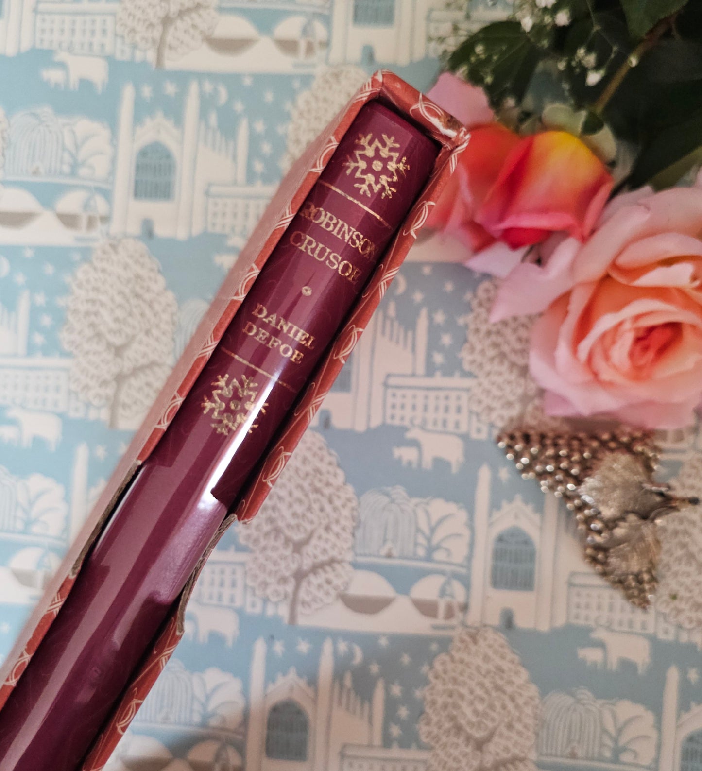 1969 Robinson Crusoe by Daniel Defoe / Collins, London / Elegant Vintage Faux Leather Copy in Original Slipcase Box / In Excellent Condition