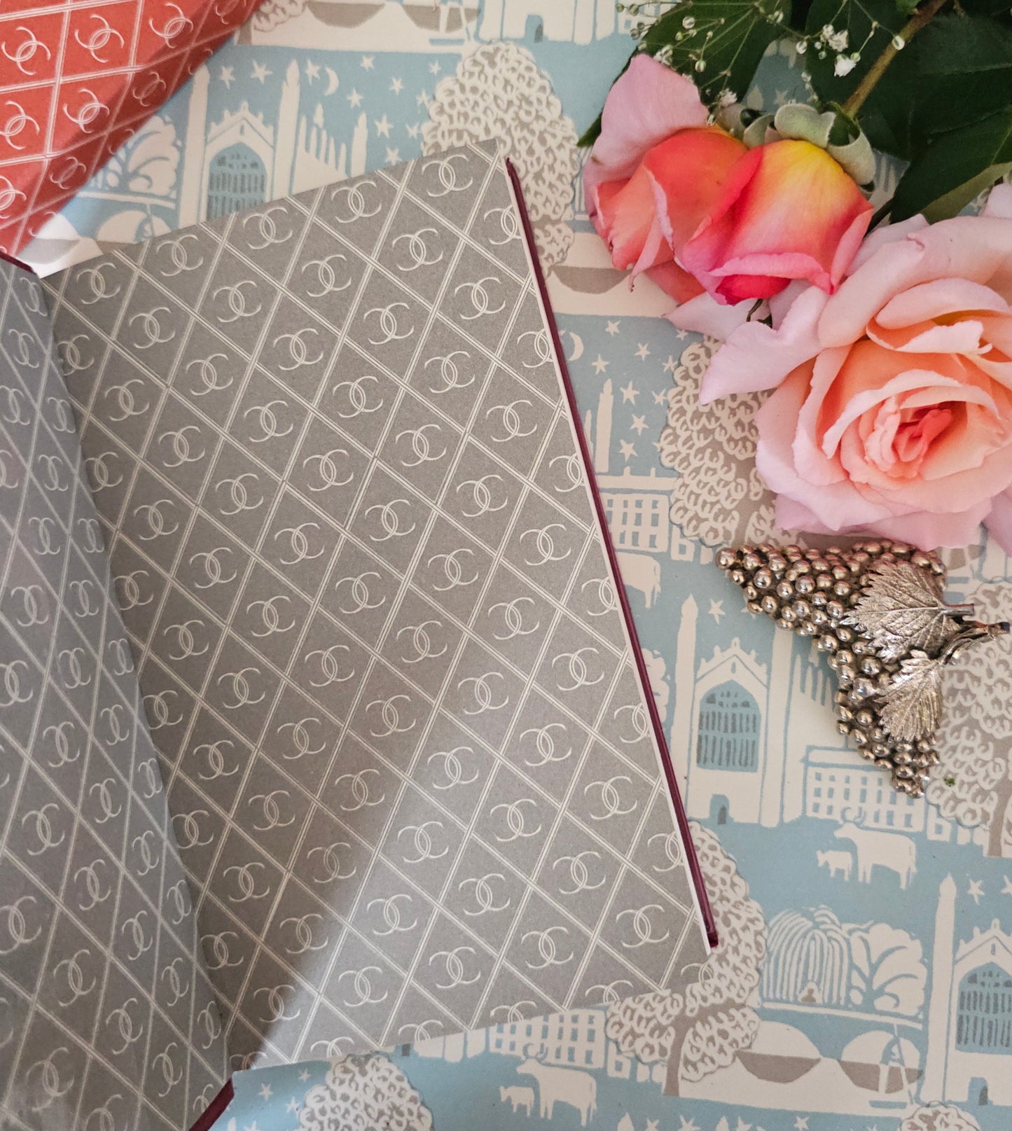 1969 Robinson Crusoe by Daniel Defoe / Collins, London / Elegant Vintage Faux Leather Copy in Original Slipcase Box / In Excellent Condition