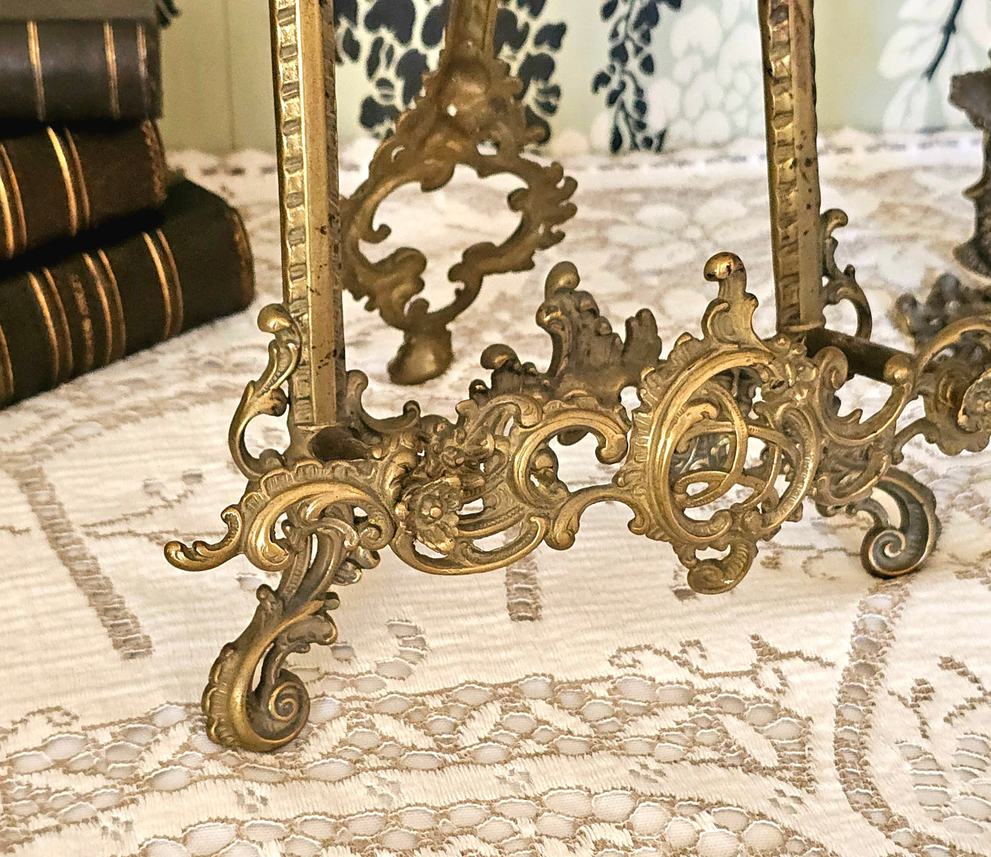 Antique Italian Rococo Style Brass Display Easel / In Good Condition / Can Be Used To Display Mirrors, Paintings, Books etc.