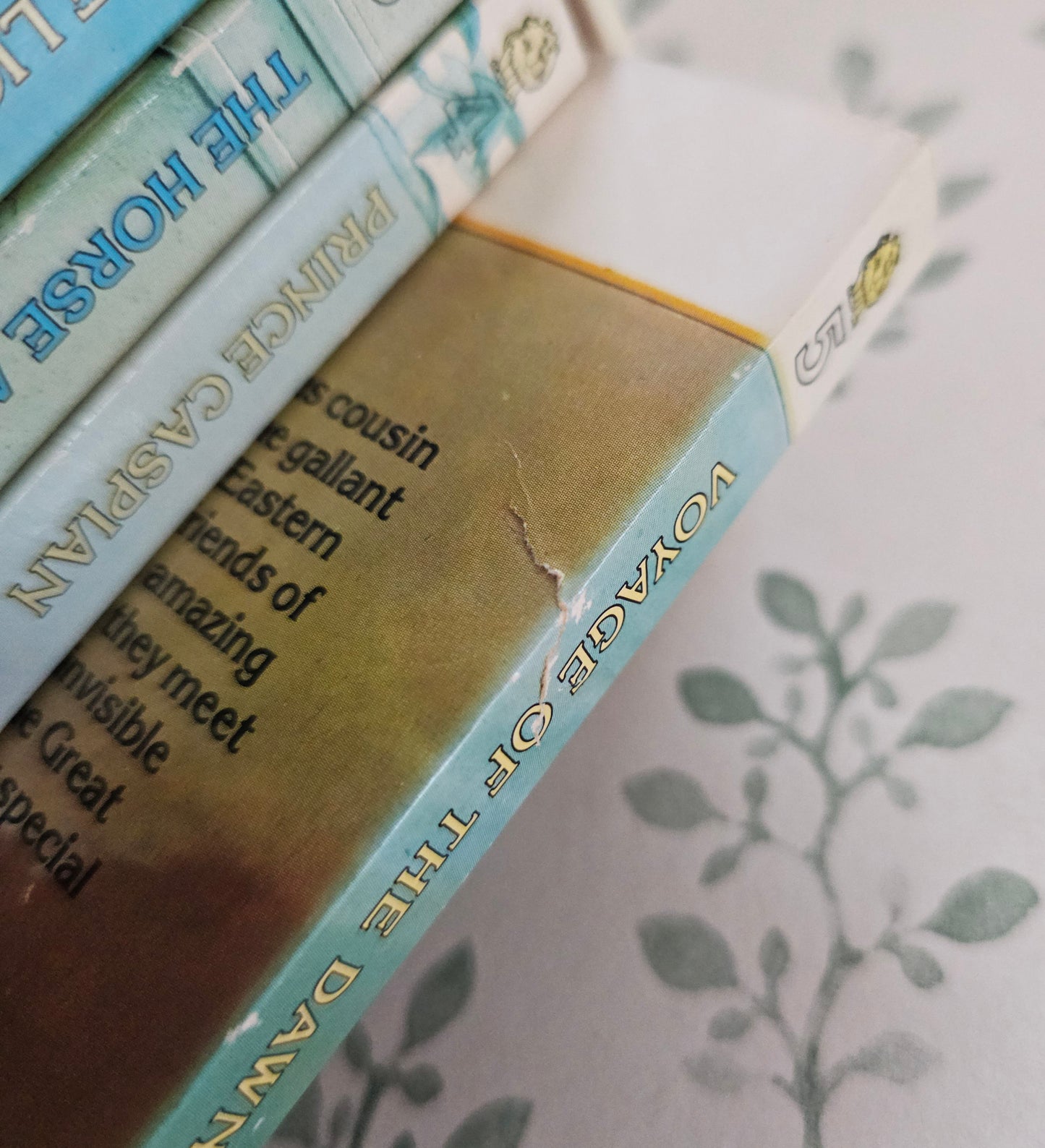 1989 Vintage Boxed Set Complete Chronicles of Narnia - Illustrated