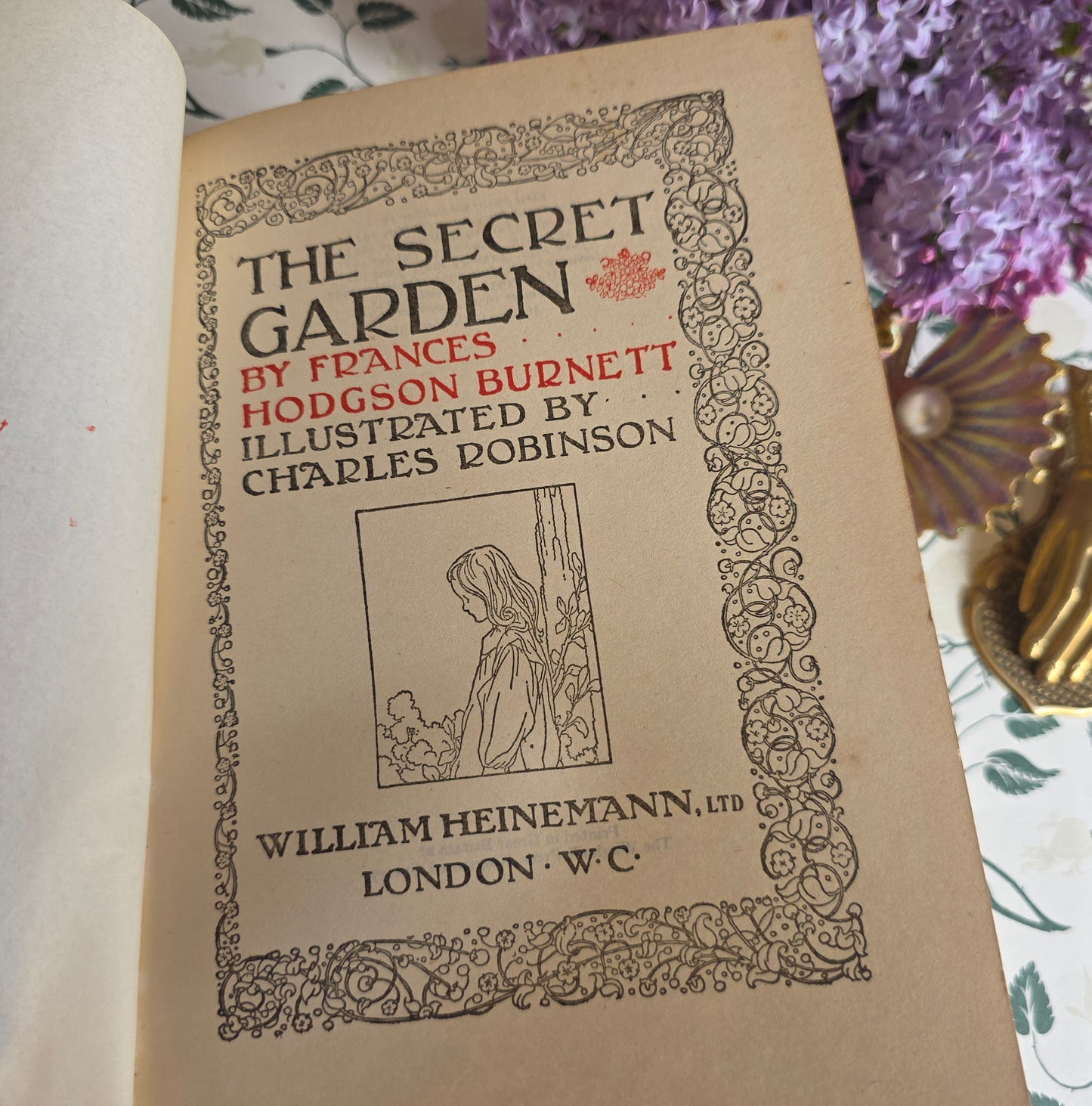 Title page of 'The Secret Garden' by Frances Hodgson Burnett with decorative text and illustration.