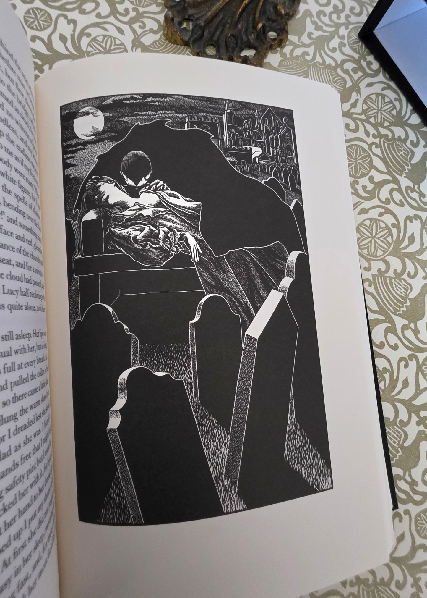 2009 Dracula by Bram Stoker - Collectible Hardback Book in Slipcase - Illustrated