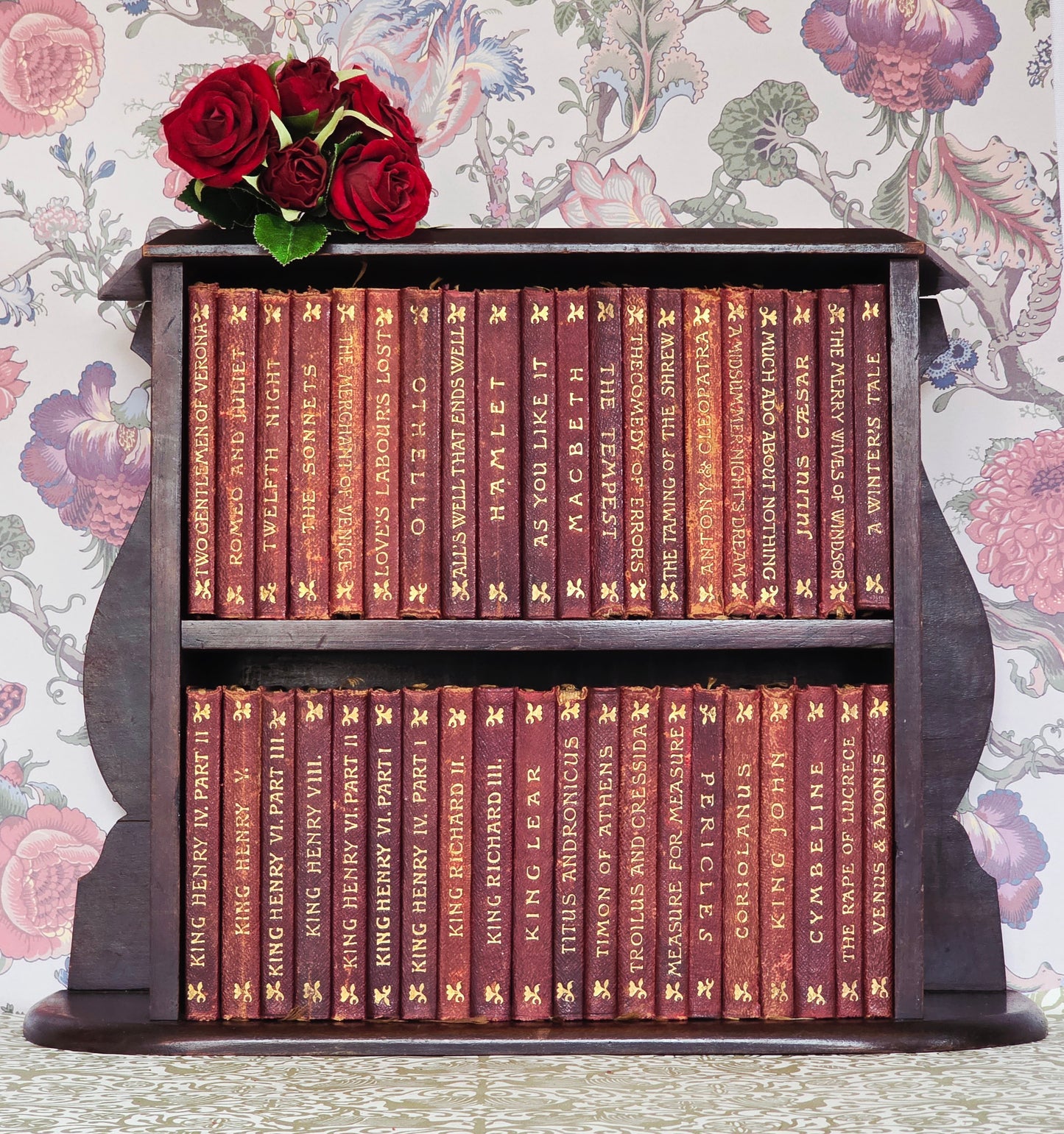 1910 Shakespeare - New Temple Collection - Complete Antique Set in Bespoke Tabletop Wooden Shelf